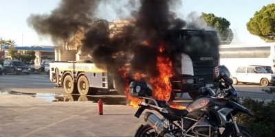 Beton mikseri seyir halindeyken yandı