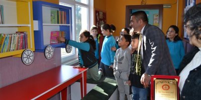 Hayırseverden okula kütüphane