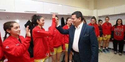 Tütüncü'den Kız Basketbol Takımı'na destek sözü