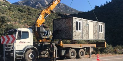 Kaş'ta 3 kaçak konteyner kaldırıldı