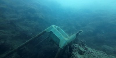 Denizin dibinde klozet, inşaat demiri, mama sandalyesi görüntülediler