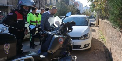 Polisin 'Dur' ihtarına uymadı, otomobilini bırakıp kaçtı