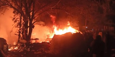 Hurda deposunda çıkan yangın panik yarattı