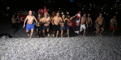 Antalya'da gelenek bozulmadı; 2023'ü denizde karşıladılar