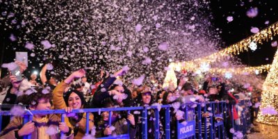 Antalyalılar 2023'ü Cumhuriyet Meydanı'nda karşıladı