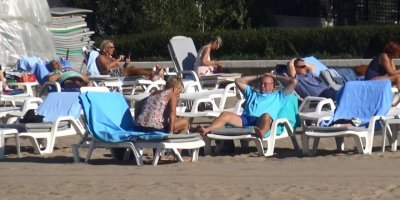 Antalya'da turistler yılın ilk gününde denize girdi