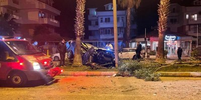 Otomobilin palmiyelere çarptığı kaza kamerada: 1 ölü, 1 yaralı