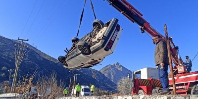 Otomobil bahçeye uçtu