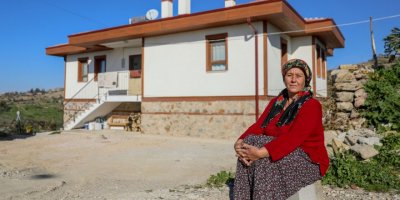 Büyük yangında 'Böyle acı mı olur Allah'ım' diye ağlayan kadın yeni evine kavuştu