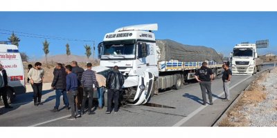 TIR'la otomobil çarpıştı: 1 ölü