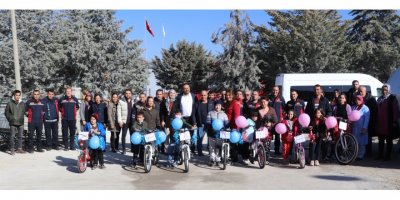 İtfaiyeciler çocukları sevindirdi