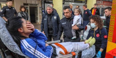 Dumandan etkilenen anne ve bebeğini itfaiye kurtardı