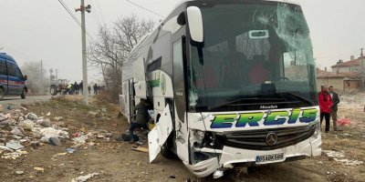 Yolcu otobüsü ile traktör çarpıştı