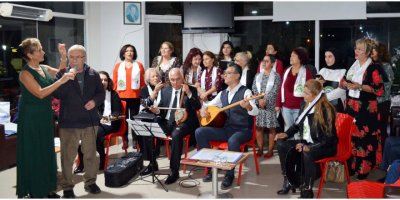 Huzurevinde türkü şenliği