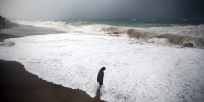 Antalya'da yağmur ve fırtına, hayatı durma noktasına getirdi