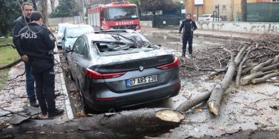 Antalya'da yağmur ve fırtına, hayatı durma noktasına getirdi (2)