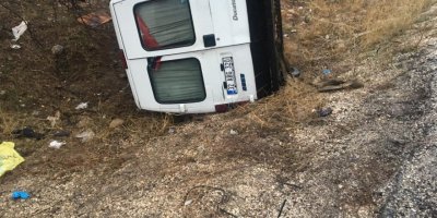 Minibüsle çarpışan otomobildeki çift öldü, 2 yaralı