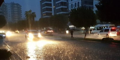 Antalya'da metrekareye 145 kilo yağmur, hızı 122 kilometreye ulaşan fırtına