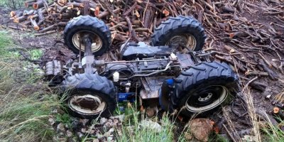 Traktör altında kalıp hipotermi geçirdi, arkadaşını arayınca kurtarıldı