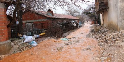 Burdur'da şiddetli yağış; evler ve tarım arazileri su altında kaldı