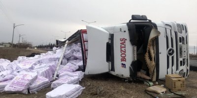 Tekstil malzemesi yüklü TIR devrildi