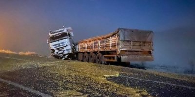 TIR bariyere çarptı: 2 yaralı