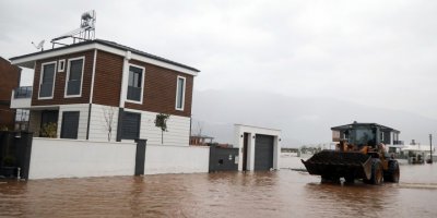 Su basan evlere iş makinesiyle ekmek servisi