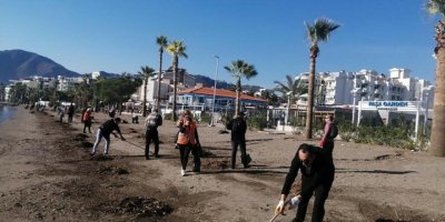 Sahilden 6 traktör römorku dolusu çöp topladılar