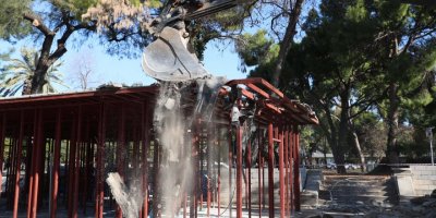Karaalioğlu Parkı içerisindeki izinsiz yapılar yıkılıyor