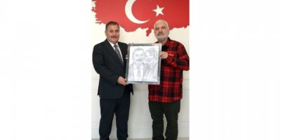 Müdürünün portresini yaptı