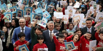 Vali Yazıcı, öğrencilere karne dağıttı