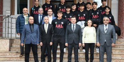 Kaymakam Şahin, şampiyon Atatürk Anadolu Lisesi'ni kutladı