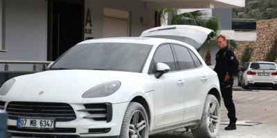 Site bahçesindeki lüks otomobilin kundaklanması kamerada