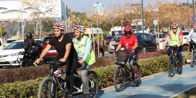 Görme engelliler farkındalık oluşturmak amacıyla pedal çevirdi