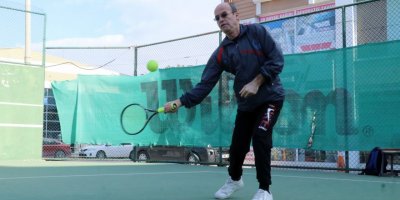 Yıllardır bakımını yaptığı kortlarda şimdi raket sallıyor