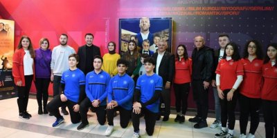 Vali Yazıcı, 'Servet Operasyonu'nu öğrencilerle birlikte izledi