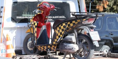 Ehliyetine el konulan sürücünün 'kask' uyanıklığı