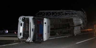 Dorsesi açılan TIR, EDS direğine çarptı