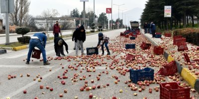 Kamyondaki elma kasaları yola saçıldı