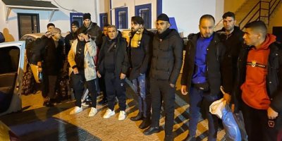 Yunan adalarına kaçış hazırlığındaki 17 göçmen ile 3 organizatör yakalandı