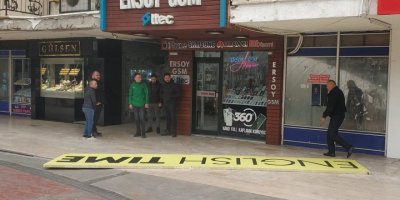 Fırtınada uçan tabelanın üzerine düştüğü Yiğit yaralandı