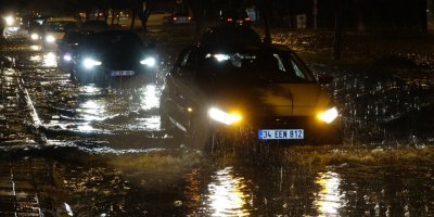 Antalya'da etkili olan fırtınada araçlar yolda kaldı, uçağa yıldırım isabet etti
