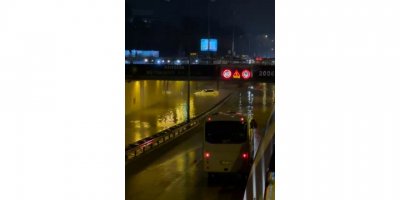 Antalya'da etkili olan fırtınada araçlar yolda kaldı, uçağa yıldırım isabet etti (2)