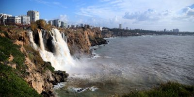 Fırtına sonrası Düden Şelalesi kahverengi aktı