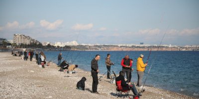 Antalya'da balık havuzunun patladığını duyan, oltalarıyla sahile koştu