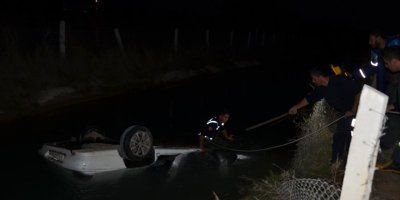 Otomobilin kanala düştüğünü görünce suya girerek yaralı sürücüyü çıkardı