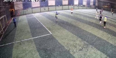 Halı saha maçında doluya yakalandılar; o anlar kamerada