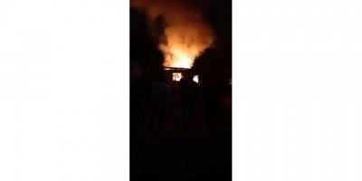 Gecekondu alev alev yandı