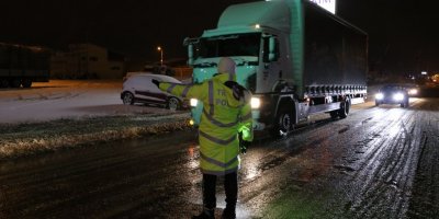 Afyonkarahisar-Antalya yolunda ulaşıma 'kar' engeli