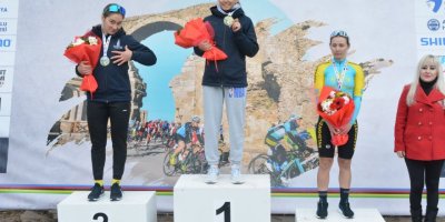 Türkiye Kış Bisiklet Yarışları'nda kadın sporcular pedal çevirdi